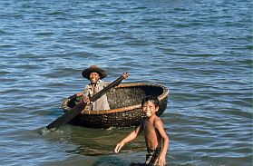 Qui Nhon - Kinder mit Korbboot