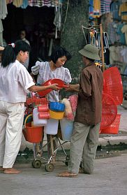 Hanoi: Pho Lo Duc - Plastikkorbhndler