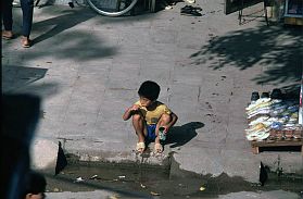 Hanoi: Pho Lo Duc - Junge putzt sich im Rinnstein die Zhne