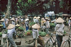 Hanoi-Altstadt: Handel vom Fahrrad aus