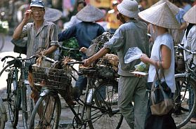 Hanoi-Altstadt: Handel vom Fahrrad aus