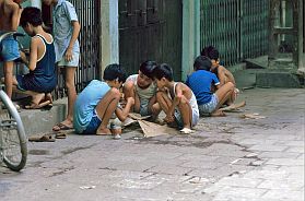 Hanoi: Kinder beim Drachenbauen