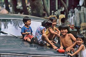 Hanoi: Kinder au der Motorhaube eines Wolga