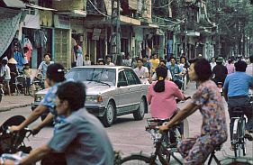 Hanoi: Strae mit Auto