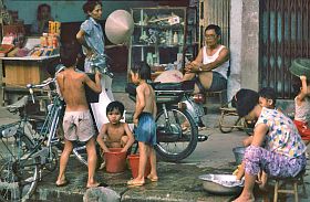 Hanoi: Kinder an einer Wasserstelle an der Pho Lo Duc