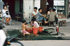 Hanoi: Kinder an einer Wasserstelle an der Pho Lo Duc