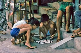 Hanoi: Kinder beim Mhlespiel