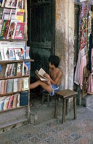 Hanoi: Junge beim Lesen