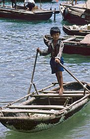 Halong-Bucht: Junge im Boot