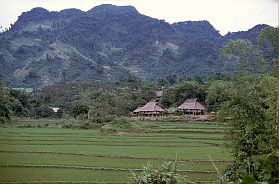 Hoa Binh: Huser der Muong
