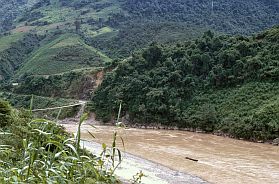 Bei Lai Chau: Fluss mit Hngebrcke